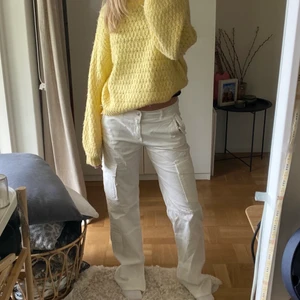Vita cargopants - Skitsnygga lågmidjade vita cargopants från Zara! En favorit i garderoben, beställde hem två par i olika storlekar så säljer nu ett par i 36. Helt oanvända med prislapp kvar, slutsålda på hemsidan❣️ Frakt står köparen för! Kör på budgivning nu, men kan även sälja direkt för ett bra pris🙌🏽