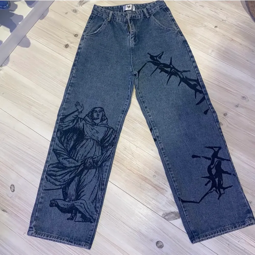 Säljer dessa super coola jeansen som bara är använda en gång!⚡️. Jeans & Byxor.