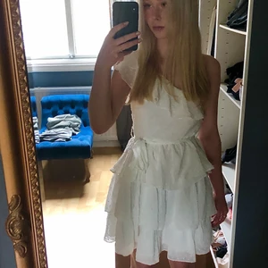 Söt sommarklänning💗 - Säljer nu en super söt vit sommarklänning då den är lite för stor i bysten på mig och ej går att använda pga det. Väldigt fin som skolavslutningklänning. Köpt här på Plick. Jag är 160 lång❤️