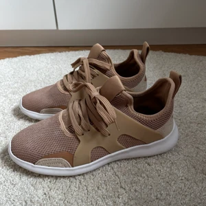 Beige sneakers - Ett par beige sneakers i jättefint skick! Sparsamt använda och i storlek 36.