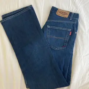 Mörkblå lågmidjade flare jeans. Säljer pga för små. Köpta second hand och de har en färgfläck på ena fickan som man ser på bild 1. En perfekt basic👍