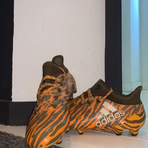Adidas X, Sällsynta fotbollsskor - Adidas X Fotbollsskor. Köpta för 1799kr på unisportstore.Endast använda 4 gånger då dem var för små. Frakt tillkommer Det enda slitaget man kan se på skorna är undersidan(se bild).