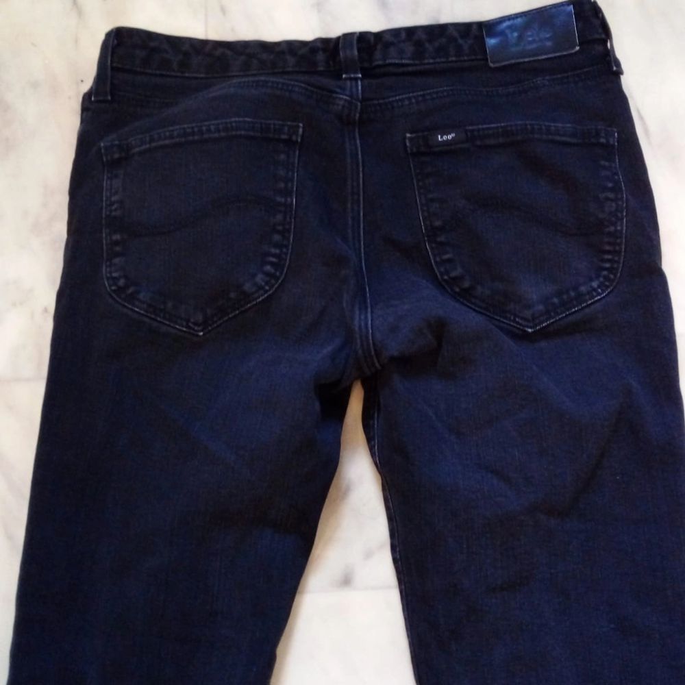 Lee Jeans i mycket fint skick och ch perfekt passform. Garderosrensning så vill bli av med lite och hoppas det kan glädjas någon annan. Köpta för 1.489:- Storlek : W30 L31. Fler bilder kan skickas vid intresse 🛍️📦🌺. Jeans & Byxor.