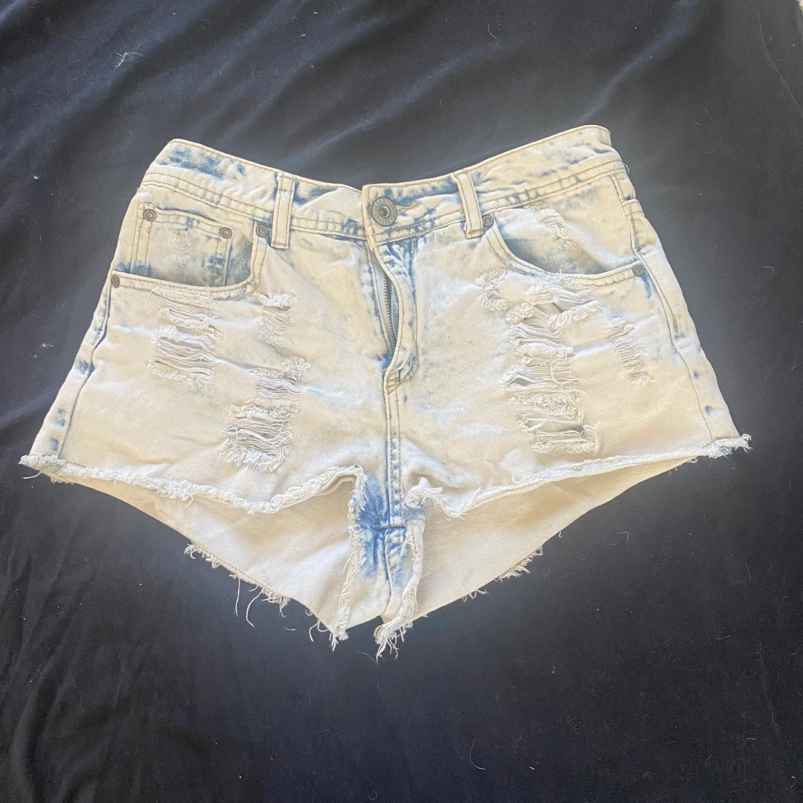 Jeansshorts med slitningar(ska vara där)