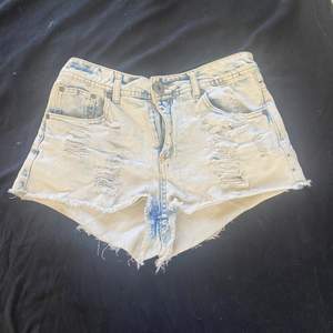 Rätt korta jeansshorts. Skulle säga att dom är längre bak än fram :) 