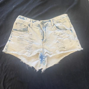 Jeansshorts med slitningar(ska vara där) - Rätt korta jeansshorts. Skulle säga att dom är längre bak än fram :) 