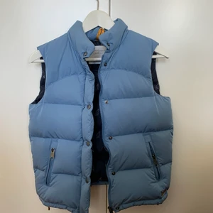 Dunväst peak performance  - Säljer min snygga dunväst från peak performance då den blivit för liten 💞. Den är i storlek small och sitter tajtare på mig som är 167 och vanligtvis brukar ha medium i ytterkläder. Finns möjlighet att få den skickad i ett spårbart paket, fraktkostnaderna blir dock dyrare (köparen står alltså för frakten) 💞💘. För mer info skriv privat 💗❣️