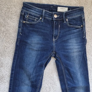 Jeans stl 34 - Säljer dessa mörkblåa jeans i stl 34. Endast använda 2-3 gånger. Köparen står för frakten.