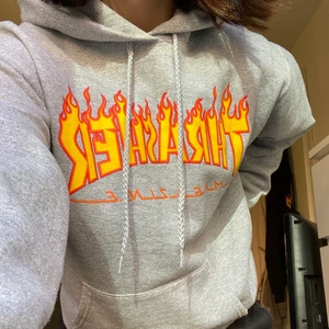 Thrasher hoodie  - Äkta Thrasher hoodie som är köpt på Junkyard för 999kr 💓 är i väldigt bra skick 💓