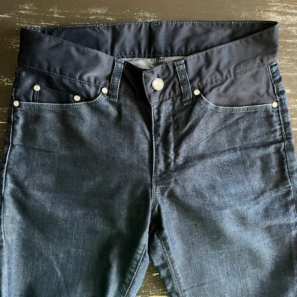 Mörkblåa Gant jeans i fint skick. Snygga detaljer Blingknappar. Sparsamt använda. Storlek S och w28 och ca L 30. Jag har lagt upp dom i längden, de var L 32 från början. . Jeans & Byxor.