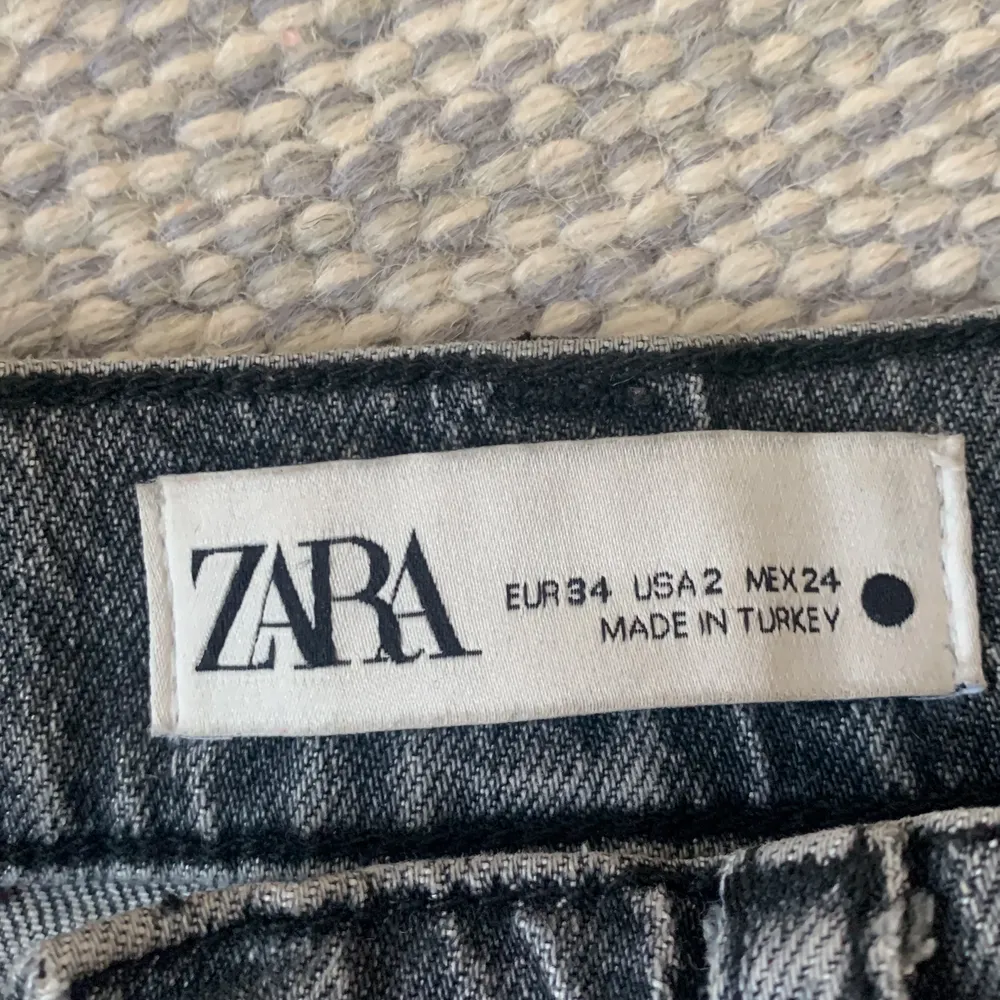 jeans från zara, köpta på Plick, använda få gånger. Storlek 34. kontakta för fler bilder/frågor. Jeans & Byxor.