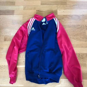 Adidas kofta - Röd och blå adidas kofta! Kan mötas upp i Stockholm och fraktar!