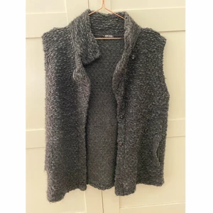 Stickad väst-kofta  - Grå kofta från Gerry Weber. Som ny. Endast leverans, skickas på måndag. Jag samfraktar 😇