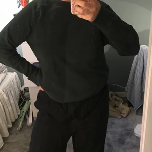 Sweatshirt - Mörkgrön såå snygg sweatshirt!!