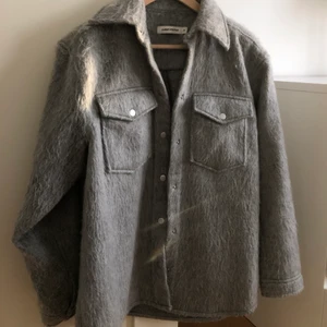 Jacka från Carin Wester - Fin grå jacka som köptes förra hösten som tyvärr inte kommer till användning💕hör av vid frågor!