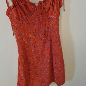 Sommarklänning ny  - Oanvänd sommarklänning från Nelly med prislappar kvar. 