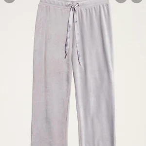 Gina mjukis  - Säljer dessa gråa byxor ifrån Gina. Denna färg säljs inte längre💕💖de är bara att skriva vid funderingar! 