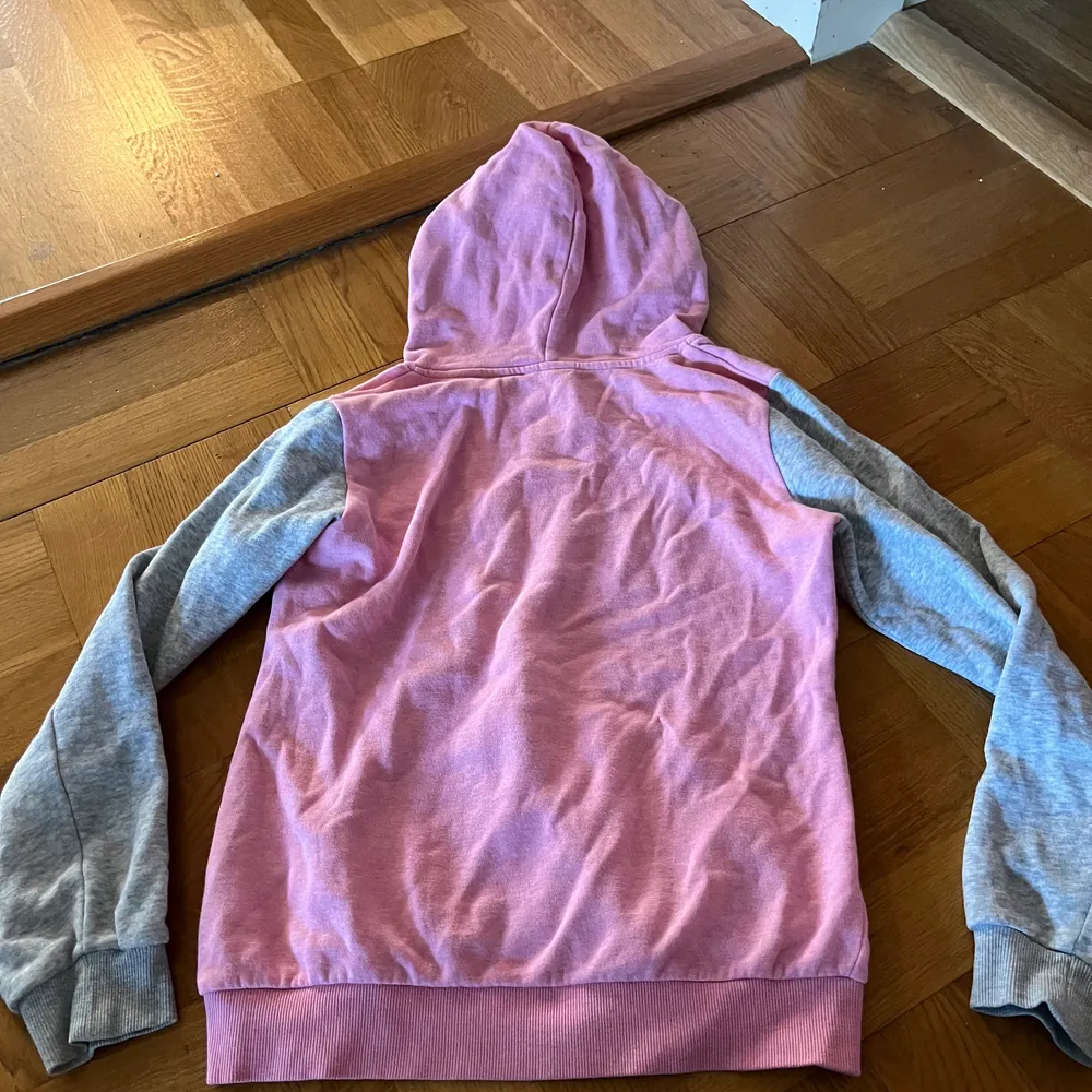 Rosa hoodie med grå ärmar från Soc . Tröjor & Koftor.