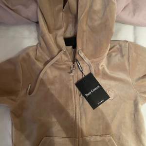 Juicy Couture Hoodie Warm Taupe i storlek XS kan passa S med beroende på hur man vill att den sitter. 