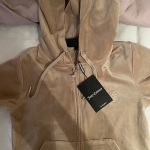 Juicy Couture Hoodie - Juicy Couture Hoodie Warm Taupe i storlek XS kan passa S med beroende på hur man vill att den sitter. 