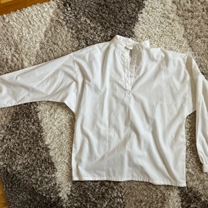 Skjorta med ståkrage - Fräsch skjorta med knäppning över bröstet och liten krage