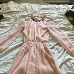En jätte fin rosa fest klänning i strl xs endast använd en gång 