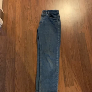 Jeans - Ganska små för mig är 163 men annars passar de skit bra:) inte skinny utan större än skinny:)