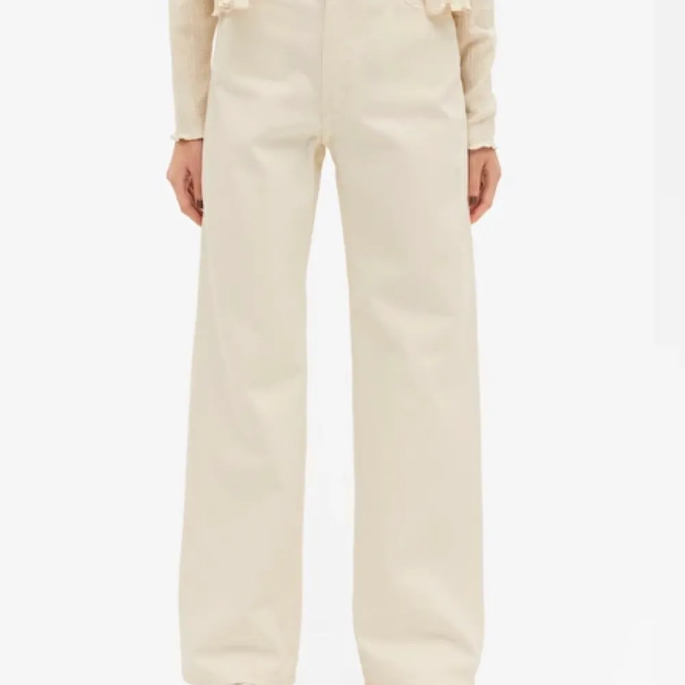 Jeans från Monki i modellen ”Yoko” i färgen off-white, i storlek W24. Helt oanvända och alla lappar är kvar. . Farkut & Housut.