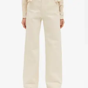 Jeans från Monki i modellen ”Yoko” i färgen off-white, i storlek W24. Helt oanvända och alla lappar är kvar. 