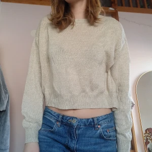 Finstickad tröja - Superfin tunn croppad tröja ifrån H&M. Inga tecken på använding. Pris går att diskutera💞