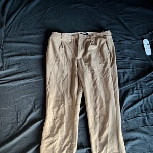 beige sommarbyxor(?) - beiga byxor från pull&bear, storlek mens 42, slim fit