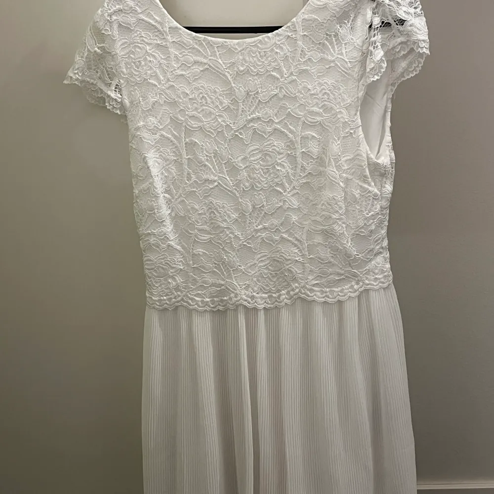 Säljer min jätte fina vita klänning ifrån Nelly vet inte exakt vad jag köpte den för men skulle tro ca 250-300 men säljer för 130 har bara Älvåkra 1 gång och säljer pga den kommer inte till användning Tyvär ❤️ är i storlek 36 (S) men är väldigt stretchig! . Klänningar.