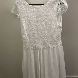 Säljer min jätte fina vita klänning ifrån Nelly vet inte exakt vad jag köpte den för men skulle tro ca 250-300 men säljer för 130 har bara Älvåkra 1 gång och säljer pga den kommer inte till användning Tyvär ❤️ är i storlek 36 (S) men är väldigt stretchig! 