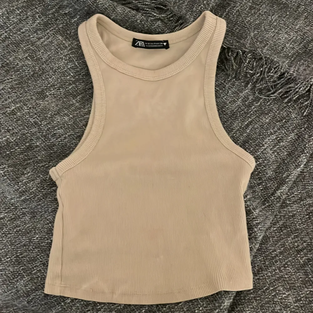 Två linnen från Zara passar perfekt till sommaren och jag säljer dom för att jag använder dom inte längre.en beige och en rosa skriv om ni bara vill ha en❤️. T-shirts.