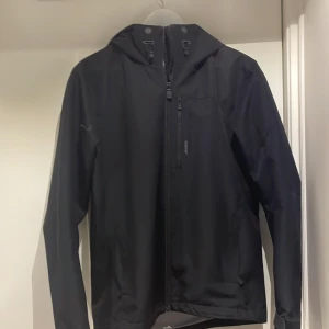 Sail racing windstopper - Sail racing jacka strl M, de finns defekt på vänster arm,hål som är lagade och små hål. Det mesta är under armen så syns inte så mycke, men är annars i väldigt bra skick, bara använd ett fåtal gånger.