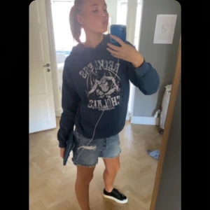 RECKLESS SCHOLARS - Säljer min absolut favorit hoddie🥲 inte använt så mycket då jag tycker de är väldigt bra skick på den. Lite dåliga bilder men kom privat så kan jag visa tydligare! Köpt för 1600 från deras sida på nätet. Men säljs inte längre💕💕💕sitter som en M/S