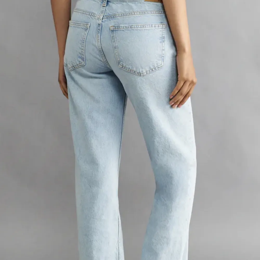  Fina lågmidjade jeans från Gina Tricot i bra skick. Kommer inte till användning längre där av säljer jag! ❤️ Hör av er vid frågor💗. Jeans & Byxor.