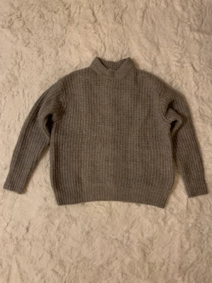 Grå stickad från zara - Grå stickad från zara storlek S Aldieg använd
