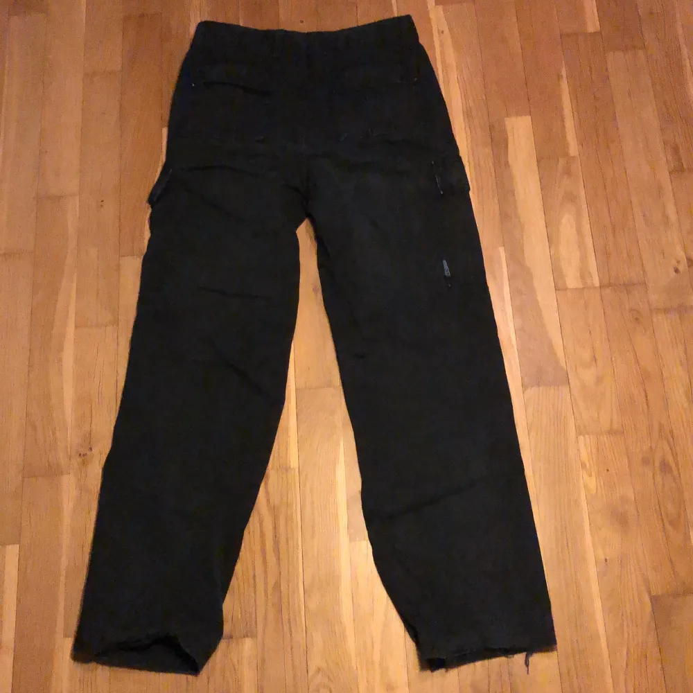 Basic svarta målarbyxor/Cargo pants, inte min stil så säljer. Jeans & Byxor.