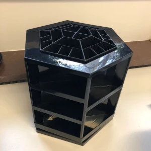 Roterande smink förvaring - Super fin 360 roterande smink förvaring, man kan även såklart ha den till annan förvaring än smink. Tvättas innan försäljning.  Inga defekter och inga fel.