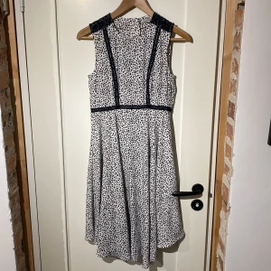 Svartvit klänning - Klänning från HM. Dragkedja i ryggen. Leopardmönstrad typ. Mycke fint skick Stl 36
