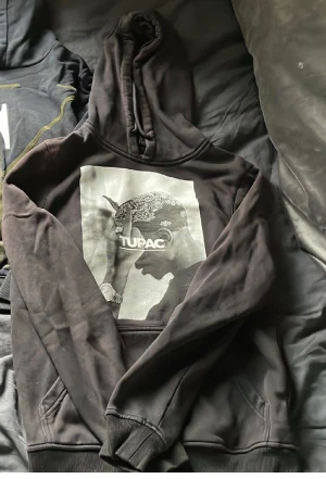 2pac hoddie  - Hej säljer min 2pac hoddie, storlek Xs-s väldigt bra skick, inga skador, kan byta, vid snabb affär kan priset sänkas, 