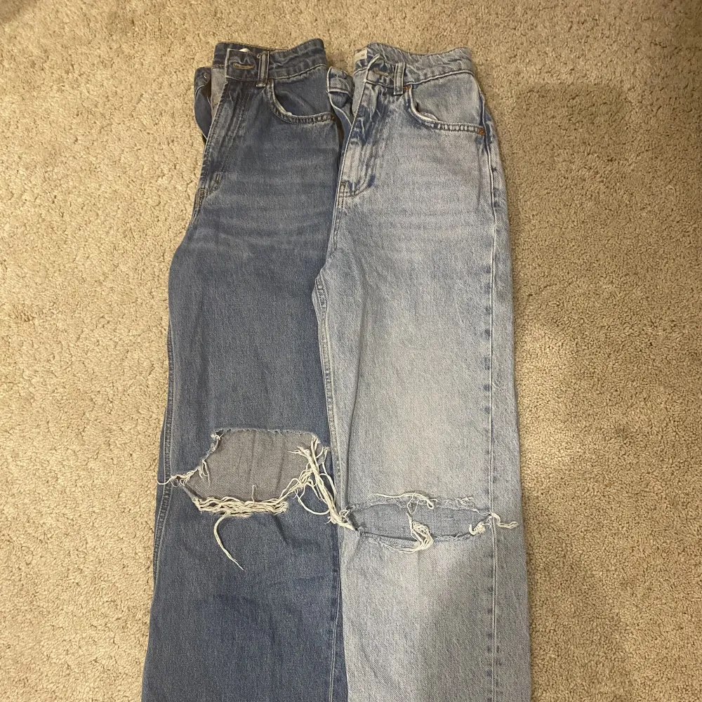 2 par jeans strl 32 med stora hål på knäna. 1 par från Ginatricot och 1 par från H&M.. Jeans & Byxor.