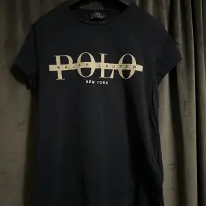 Marinblå Ralph Lauren t-shirt med vit logga. Använd fåtal gånger så fortfarande i fint och bra skick. Storlek S. Pris kan diskuteras. Köparen står för frakten. Betalning sker via Swish.