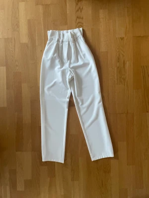 Vita bikbok byxor! - Högmidjade, långa, vita byxor. För mig som är 169 lägger de sig över skorna fint! ”Flowigt” & skönt tyg som andas!