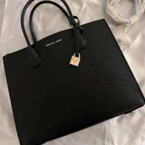 Michael Kors Väska  - Jätte fin Michael Kors väska! Helt ny! Nypris: 3499kr✨(priset går att diskutera)