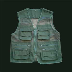 Grön väst - Fet väst som är cool över en Hoodie eller tisha. Knappt använd. I fint skick. För fler bilder eller mått kontakta mig!! 🧸