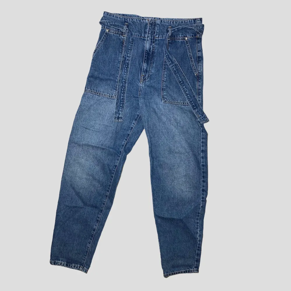 Jeans från Gina Tricot, storlek EUR 36. Nypris runt 550-600 kr. Använda högst 2 gånger, mycket bra skick och inga deflekter. Köps via Swish eller köp nu 💋. Jeans & Byxor.