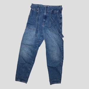 Jeans från Gina Tricot, storlek EUR 36. Nypris runt 550-600 kr. Använda högst 2 gånger, mycket bra skick och inga deflekter. Köps via Swish eller köp nu 💋
