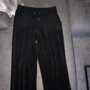 Juicy byxor  - Säljer mina juicy byxor då jag ska köpa i en annan färg, dom är i jätte bra skick. 